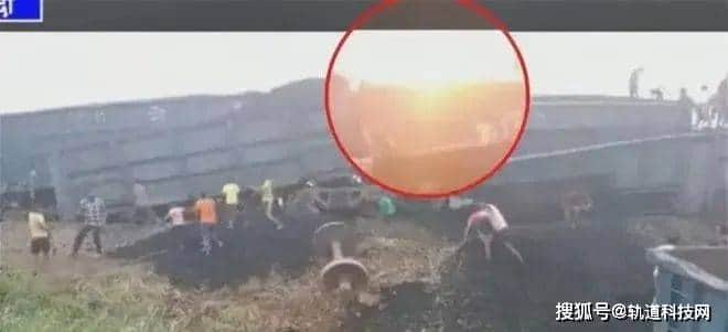 列车脱轨,一男子触电身亡...