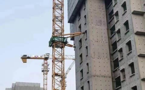 事故快报｜陕西西安一在建工地，塔吊顶升时发生倒塌事故，附：塔式起重机危险源及防控措施