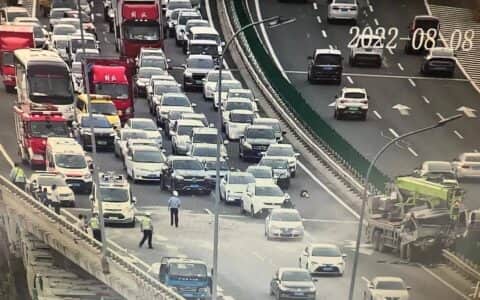 海淀交警早高峰及时处置一起高速公路货车撞护栏事故