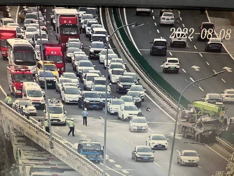 海淀交警早高峰及时处置一起高速公路货车撞护栏事故