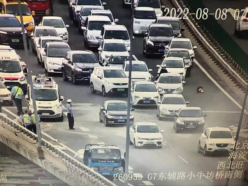 海淀交警早高峰及时处置一起高速公路货车撞护栏事故