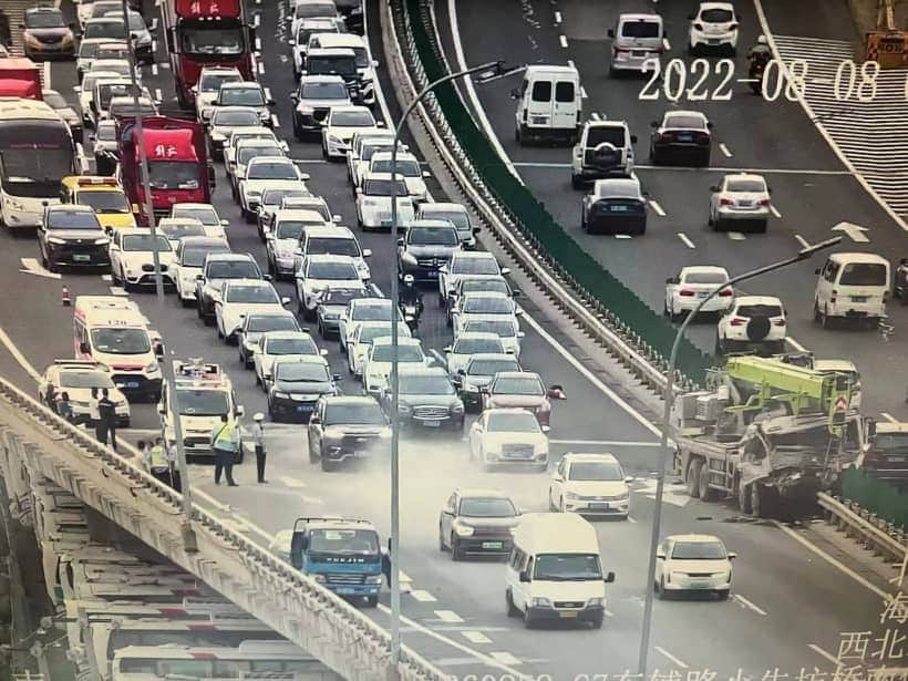 海淀交警早高峰及时处置一起高速公路货车撞护栏事故