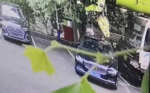 车辆停车位上被吊车砸坏，修车花两万多对方只肯赔五千